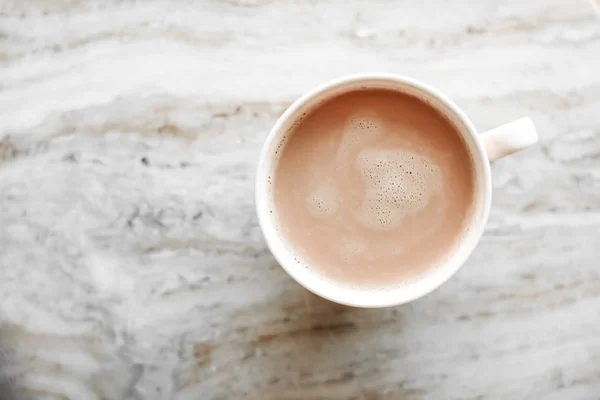 Kopi pagi cangkir dengan susu pada batu marmer datar, minuman panas — Stok Foto