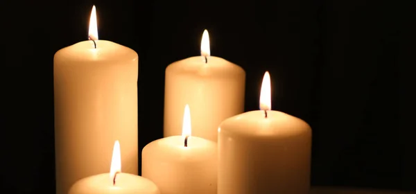 Aromatické vanilkové žluté svíčky nastavit v noci, Vánoce, Nový rok — Stock fotografie