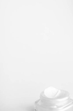 Beyaz arka planda yüz kremi nemlendirici kavanozu, nemlendirici kayak