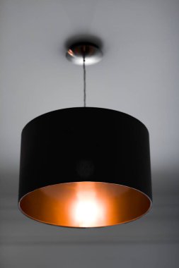 Bir odada bronz lamba, zarif modern ev dekor aydınlatma