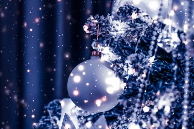 Festival olarak Noel ağacı süslemeleri, takılar, fiyonklar ve çelenkler