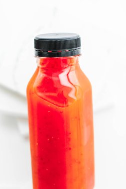 Detox kırmızı meyve Smoothie suyu bir şişe, diyet Catering sertleşt