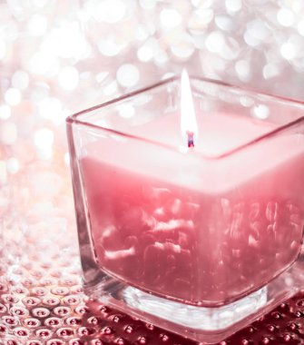 Noel 'de gül aromalı mum ve yeni yıl ışıltısı.