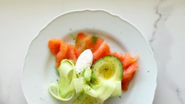 Avokado ile taze somon salatası ve kremalı mascarpone peyniri düzlüğü, masa düzlüğü, üst görünüm yemek fotoğrafçılığı ve yemek pişirme blogu veya yemek kitabı için ilham kaynağı.