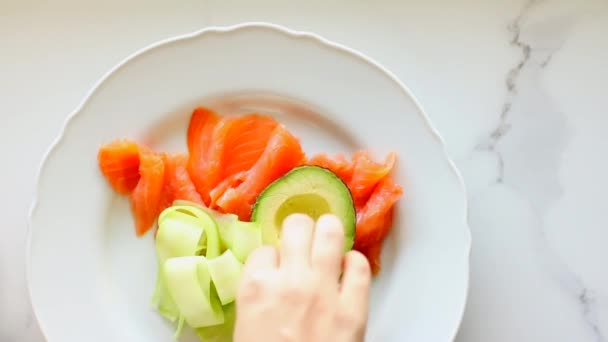 Verse zalmsalade met avocado en romige mascarpone kaas plat lay, tafel platlay, top view food fotografie en recept inspiratie voor koken blog of kookboek — Stockvideo