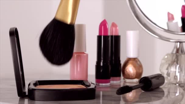 Cosmétiques, produits de maquillage sur table de coiffure, rouge à lèvres, brosse, mascara, vernis à ongles et poudre pour la conception de publicités de marques de luxe beauté et mode — Video