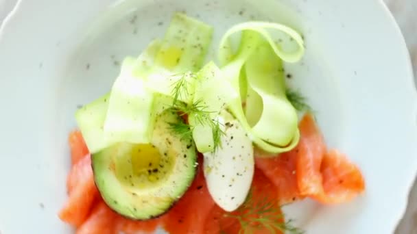 Insalata di salmone fresco con avocado e mascarpone cremoso steso piatto formaggio, piatti da tavola, fotografia cibo vista dall'alto e ispirazione ricetta per cucinare blog o ricettario — Video Stock