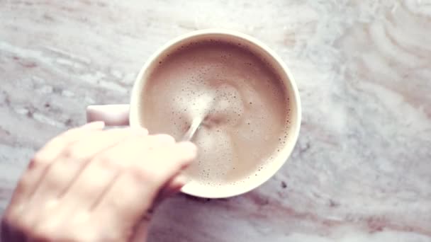 Morgens Kaffeetasse mit Milch auf Marmor Stein flach legen, Heißgetränk auf Tisch flach legen, von oben sehen Lebensmittelvideographie und Rezeptinspiration für das Kochen vlog — Stockvideo