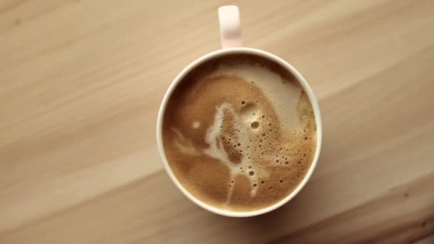 Morgens Kaffeetasse mit Milch auf Marmor Stein flach legen, Heißgetränk auf Tisch flach legen, von oben sehen Lebensmittelvideographie und Rezeptinspiration für das Kochen vlog — Stockvideo