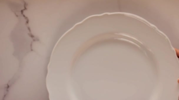 Assiettes vides en porcelaine blanche sur une table en marbre, décor de table plat de dîner, vidéographie des aliments vue du dessus comme source d'inspiration pour la cuisine vlog ou menu flatlay — Video