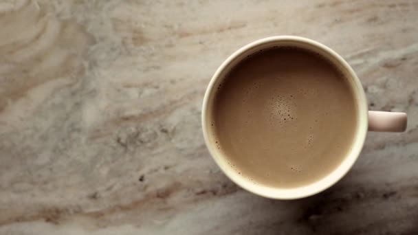 Ранкова чашка кави з молоком на мармуровій кам'яній плоскій лінії, гарячий напій на настільній плоскій лінії, вид зверху харчова відеозйомка та рецепт натхнення для приготування відеоблог — стокове відео