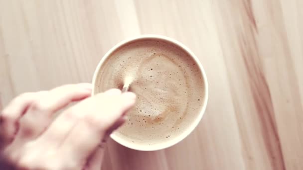 Tasse à café du matin avec du lait sur marbre pierre plat laïc, boisson chaude sur plateau de table, vidéographie alimentaire vue du dessus et inspiration de la recette pour la cuisson vlog — Video