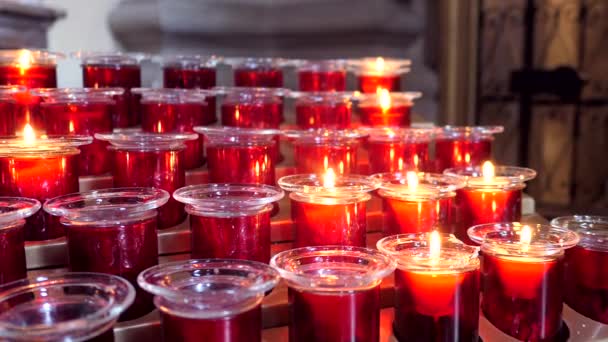 Bougies dans une église catholique, foi et espérance — Video
