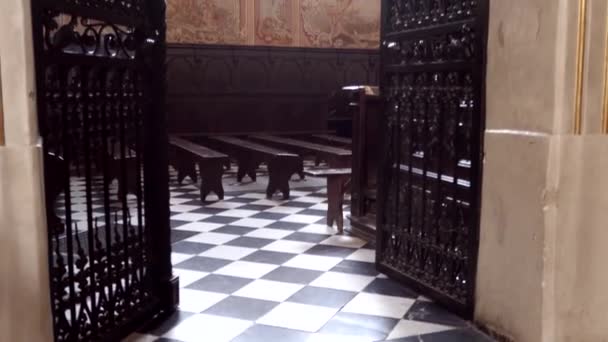 Interior da Igreja de St. Annes em Varsóvia, Polônia, a fé católica — Vídeo de Stock