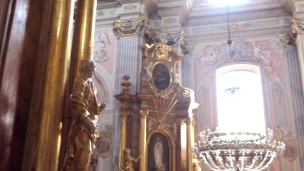 Interior de la Iglesia de San Annes en Varsovia, Polonia, la fe católica — Vídeo de stock