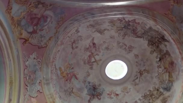 Interiören i St. Annes kyrka i Warszawa, Polen, den katolska tron — Stockvideo