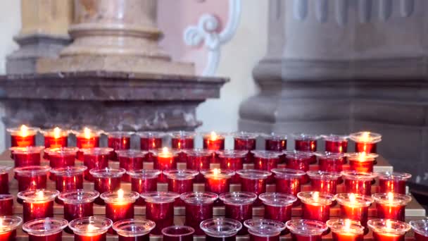 Kaarsen in een katholieke kerk, geloof en hoop — Stockvideo