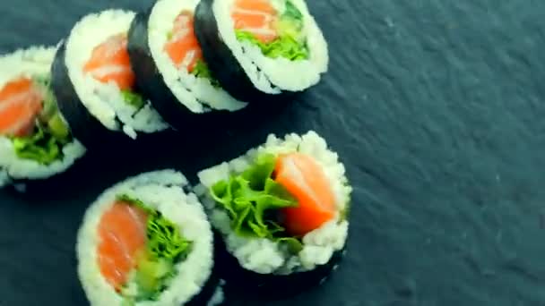 Japán sushi tekercsek egy étteremben ebédidőben, ázsiai konyha szállítás — Stock videók