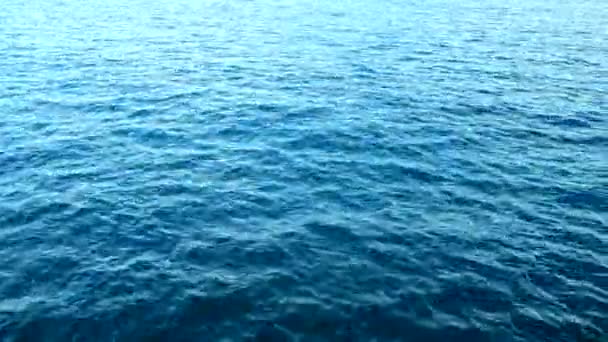 Υφή επιφάνεια του ωκεανού νερού, ρέοντα κύματα και καλοκαιρινές διακοπές φόντο — Αρχείο Βίντεο