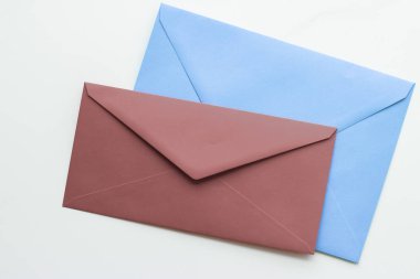 Mermer yatık arka planda boş kağıt zarflar, tatil posta