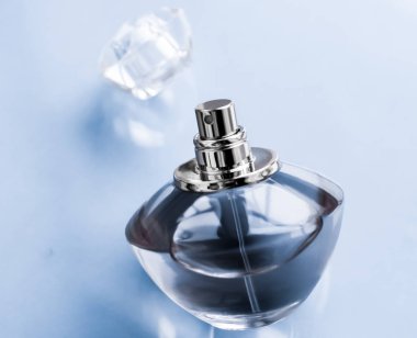 Parlak arka planda mavi parfüm şişesi, tatlı çiçek kokusu, gl