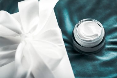 Hassas cilt ve kaplıca için lüks yüz kremi nemlendirici. 