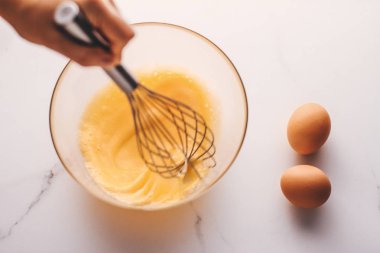 Ev yapımı yemek olarak mermer masada yumurta karıştırmak.