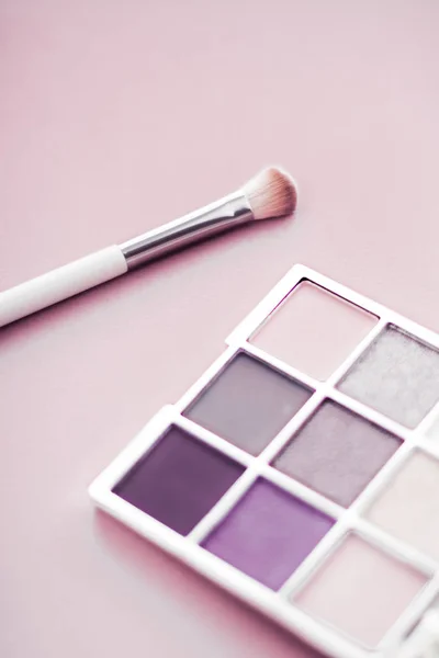 Eyeshadow palette and make-up brush on blush pink background, ey — Stock Photo, Image