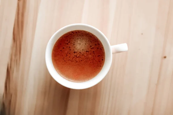 Morgens Kaffeetasse mit Milch auf Marmorstein flach liegend, Heißgetränk — Stockfoto