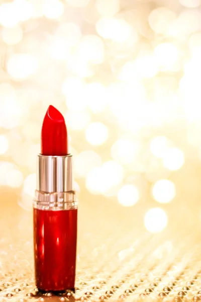 Lápiz labial rojo en la Navidad de oro, Año Nuevo y San Valentín Día h — Foto de Stock