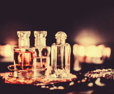 Parfüm şişeleri ve gece kaliteli koku, aroma kokusu, fra
