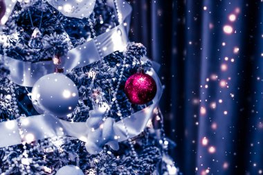 Festival olarak Noel ağacı süslemeleri, takılar, fiyonklar ve çelenkler