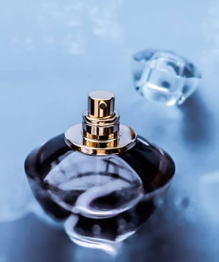 Mavi suyun altında parfüm şişesi, parıltı gibi tatlı deniz kıyısı kokusu.