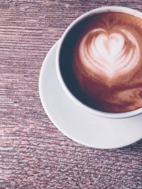 Kafeteryada kahvaltı için Cappuccino, pa masada kahve fincanı