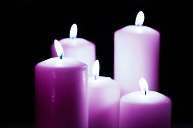 Aromatik mor çiçekli mumlar gece, Noel, Yeni Yıl