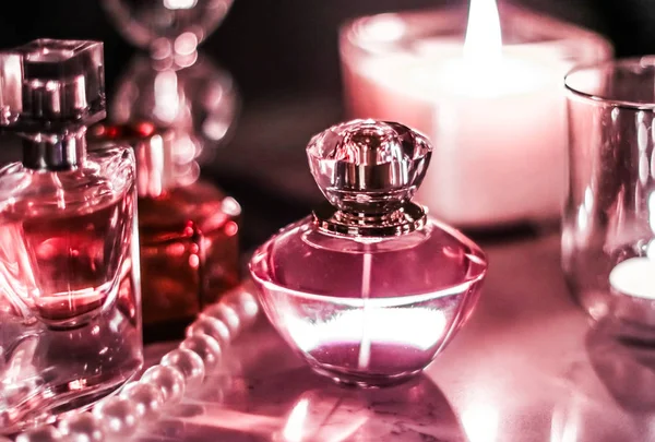 香水瓶和古董香在迷人的虚荣桌旁 — 图库照片