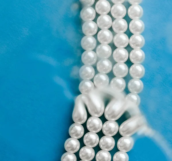Coastal jewellery fashion, pearl necklace under blue water backg — ストック写真