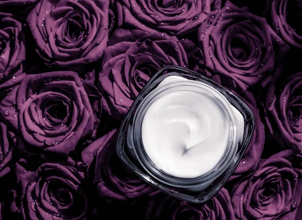 Arckrém bőr hidratáló a lila Rózsa virágok, luxus bőr — Stock Fotó