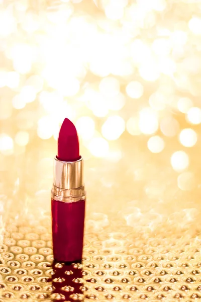 Lápiz labial rojo oscuro en Navidad dorada, Año Nuevo y San Valentín — Foto de Stock