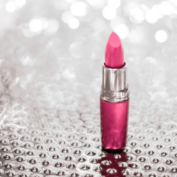 Rosafarbener Lippenstift an silbernen Weihnachten, Neujahr und Valentinstag — Stockfoto