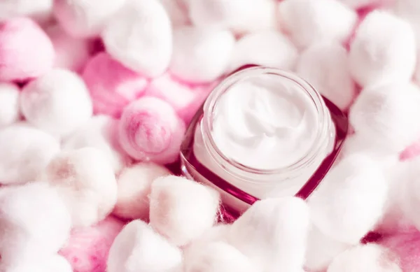 Crème visage de luxe pour peaux sensibles et boules de coton rose sur ba — Photo