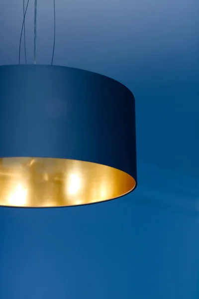 Lampe dorée dans une chambre, élégant éclairage de décoration moderne — Photo