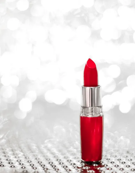 Lápiz labial rojo en plata Navidad, Año Nuevo y San Valentín Día h —  Fotos de Stock
