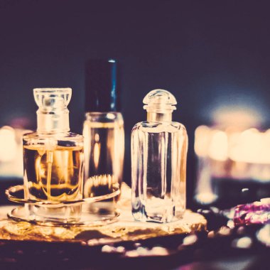 Parfüm şişeleri ve gece kaliteli koku, aroma kokusu, fra