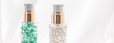 Cilt serumu ve makyaj jeli şişesi, nemlendirici lokasyon.