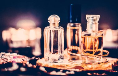 Parfüm şişeleri ve gece kaliteli koku, aroma kokusu, fra