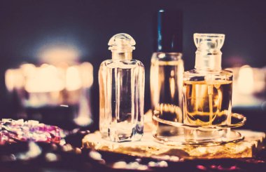 Parfüm şişeleri ve gece kaliteli koku, aroma kokusu, fra