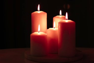 Aromatik turuncu çiçekli mumlar gece, Noel, Yeni Yıl