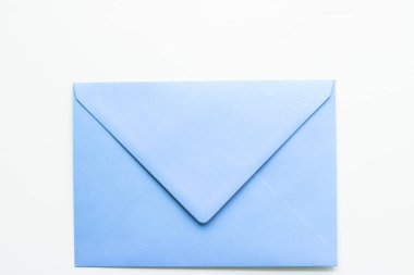 Mermer yatık arka planda boş kağıt zarflar, tatil posta