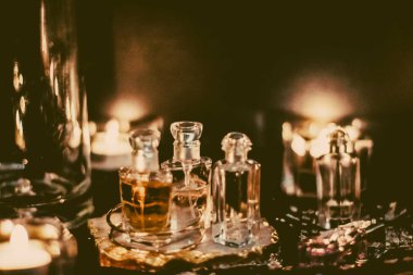 Parfüm şişeleri ve gece kaliteli koku, aroma kokusu, fra